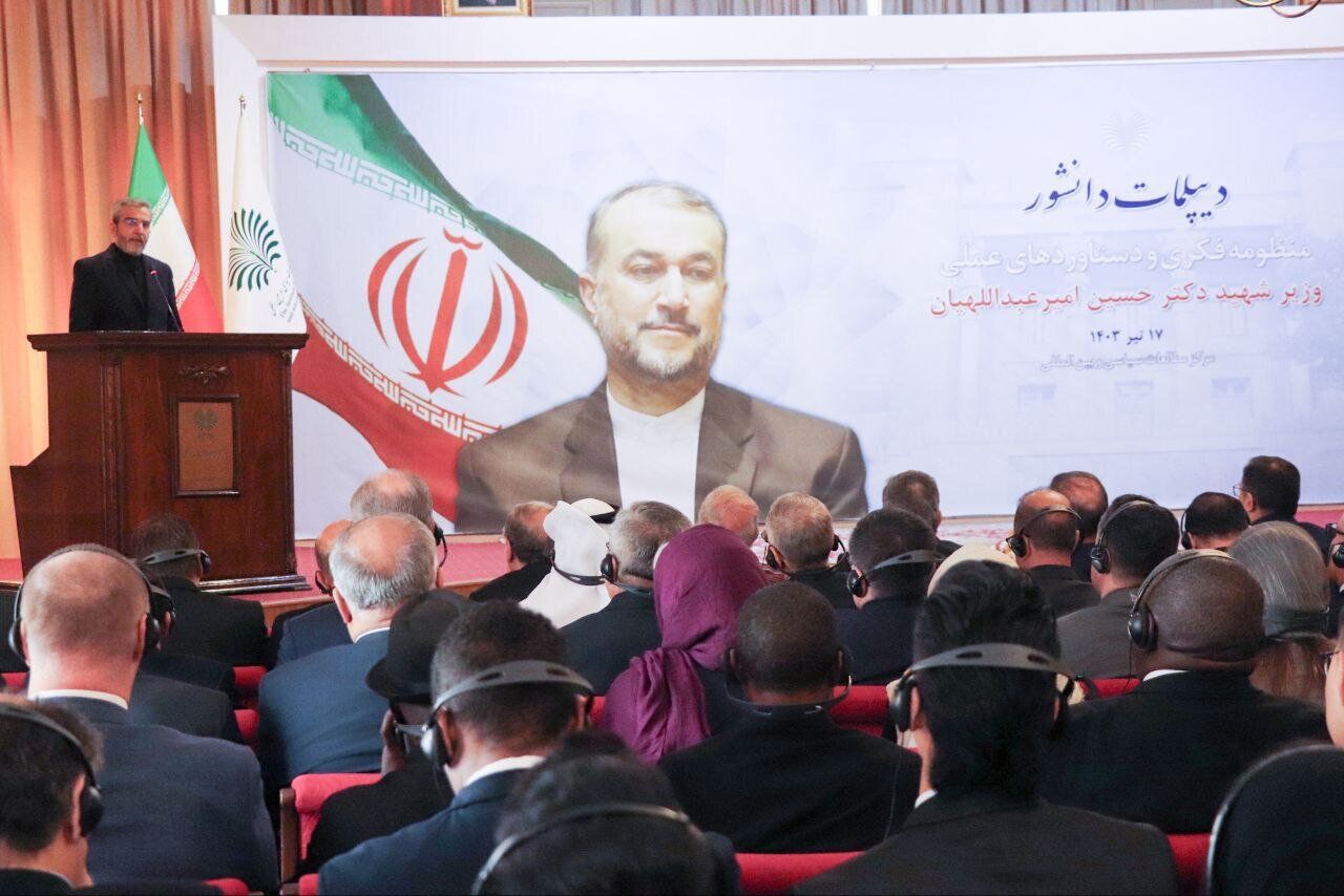 استایل و تیپ شوکه کننده و تعجب آور یک مهمان خارجی در وزارت خارجه