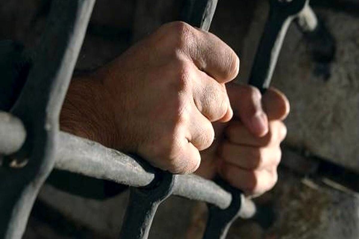 پدر بی رحم فرزند معلولش را در چاه انداخت