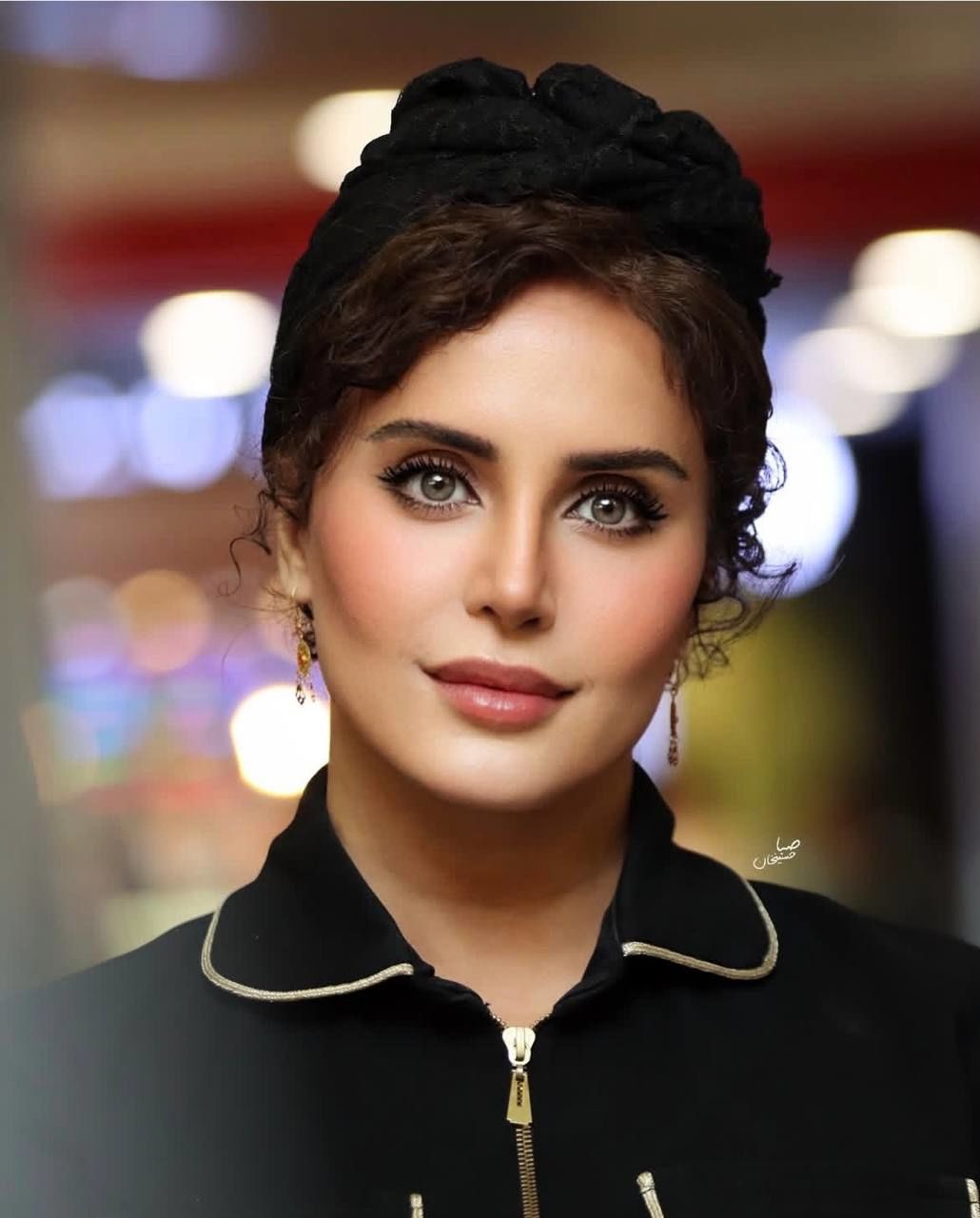 الناز شاکردوست با استایل پرسروصدا در اکران «گوزن‌های اتوبان»/ عکس