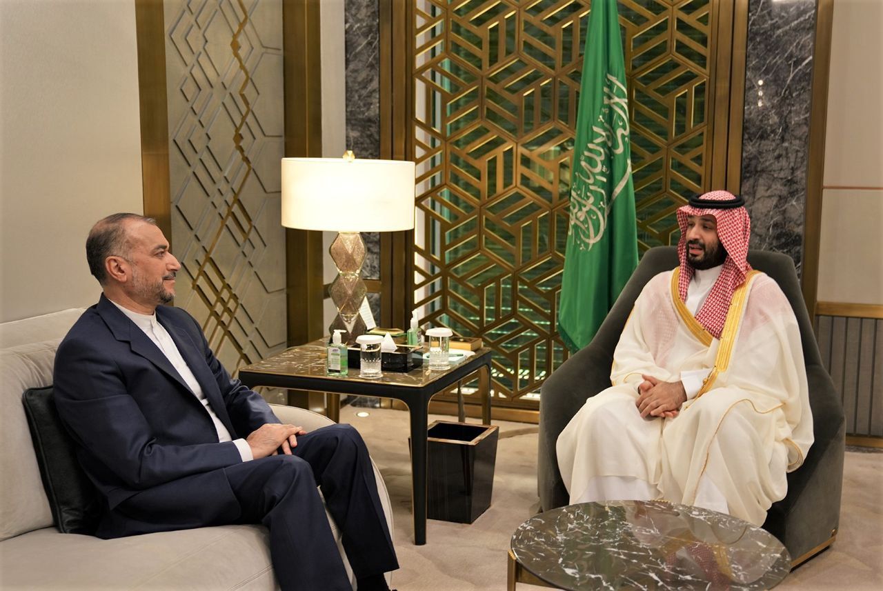 حذف پرچم ایران در دیدار امیرعبداللهیان و بن سلمان/ پوشش توهین آمیز بن سلمان جنجالی شد + عکس

