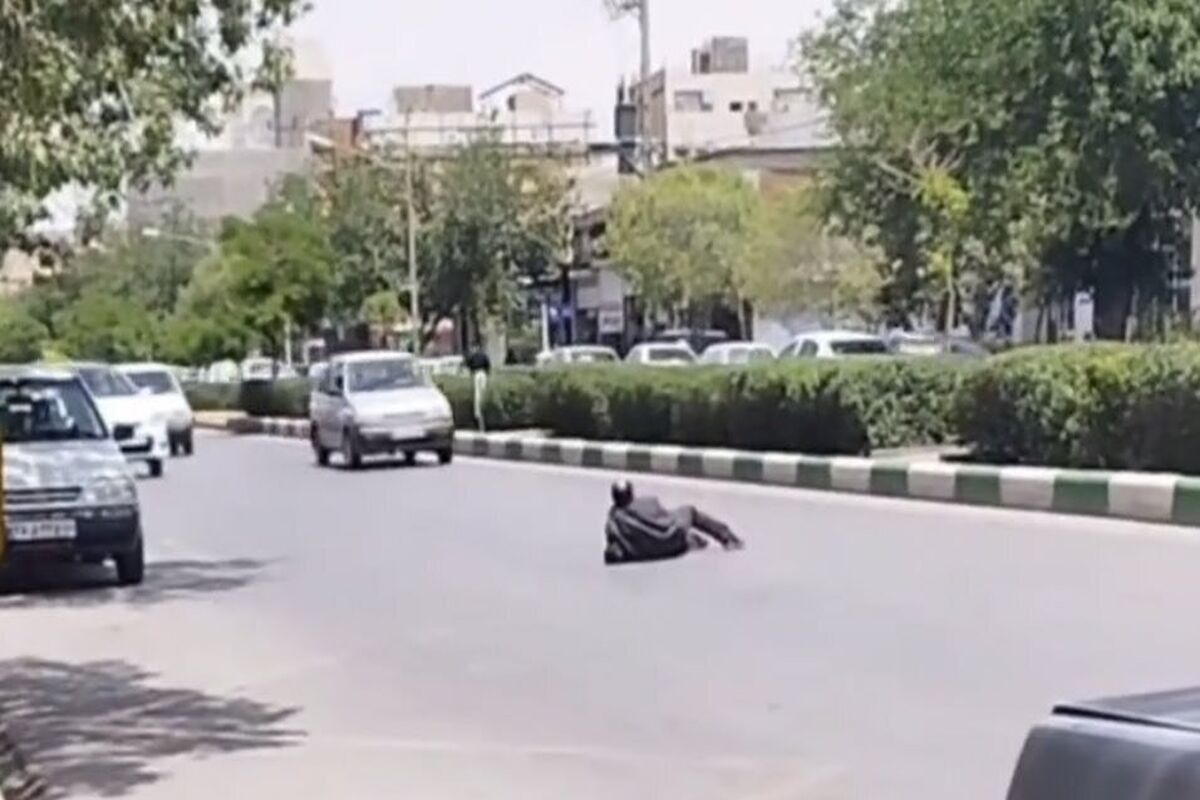اتفاق عجیب در مشهد/ لَم دادن مرد مشهدی وسط خیابان! + عکس