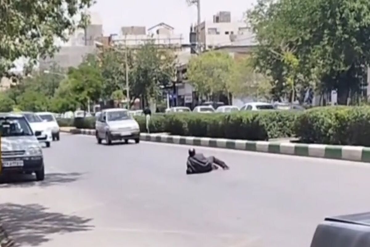 اتفاق عجیب در مشهد/ لَم دادن مرد مشهدی وسط خیابان! + عکس