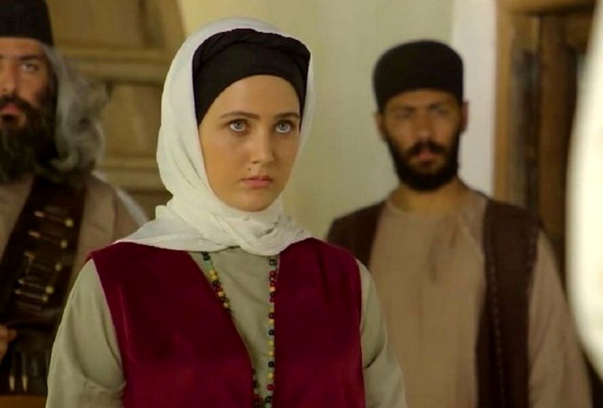 ژست‌های جذاب بانو در سریال سوجان با مو‌های حالت دار در خیابان