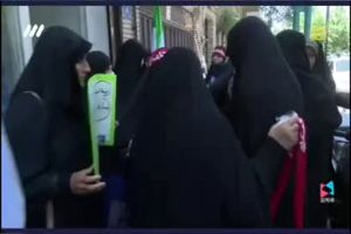 «کفن‌پوشان» راهی خیابان پاستور شدند + عکس و فیلم