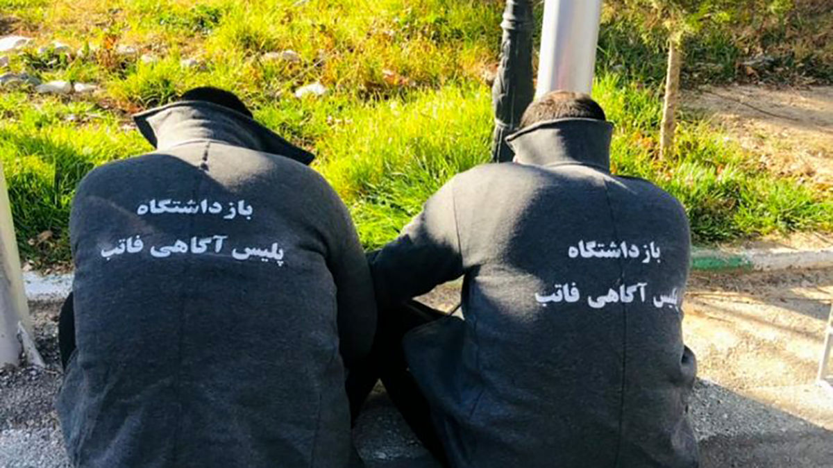  2 گلفروش به سبک سارقان اتوبان صدر دست به سرقت موبایل زدند