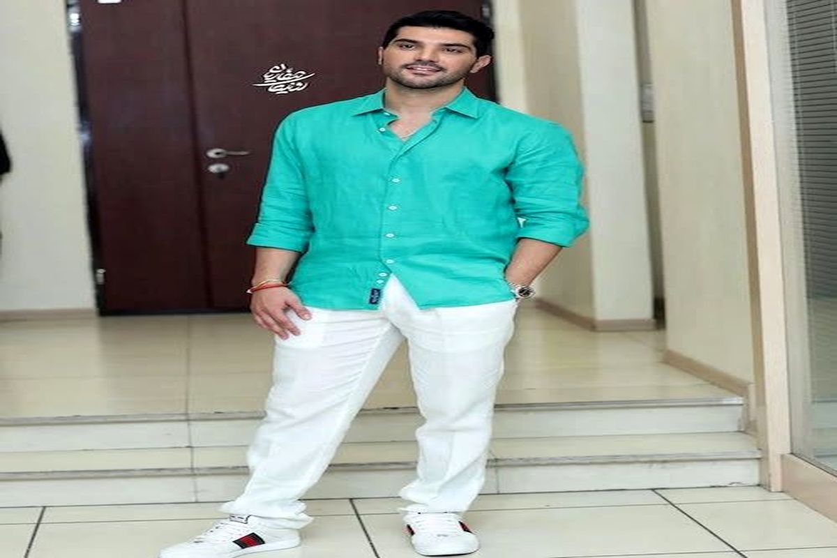 سینا مهراد با کفش ۸۵ میلیون در یک مراسم/ عکس