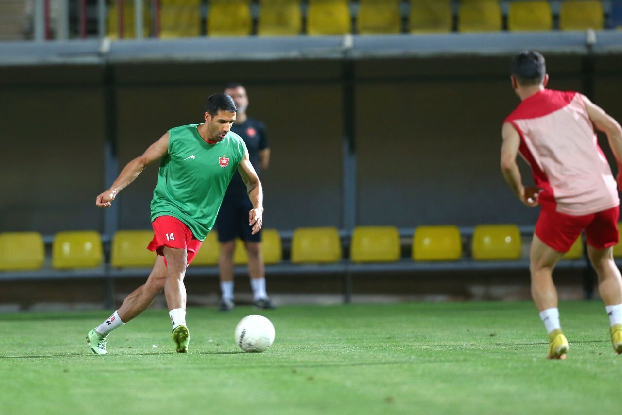حضور یک استقلالی مقابل النصر