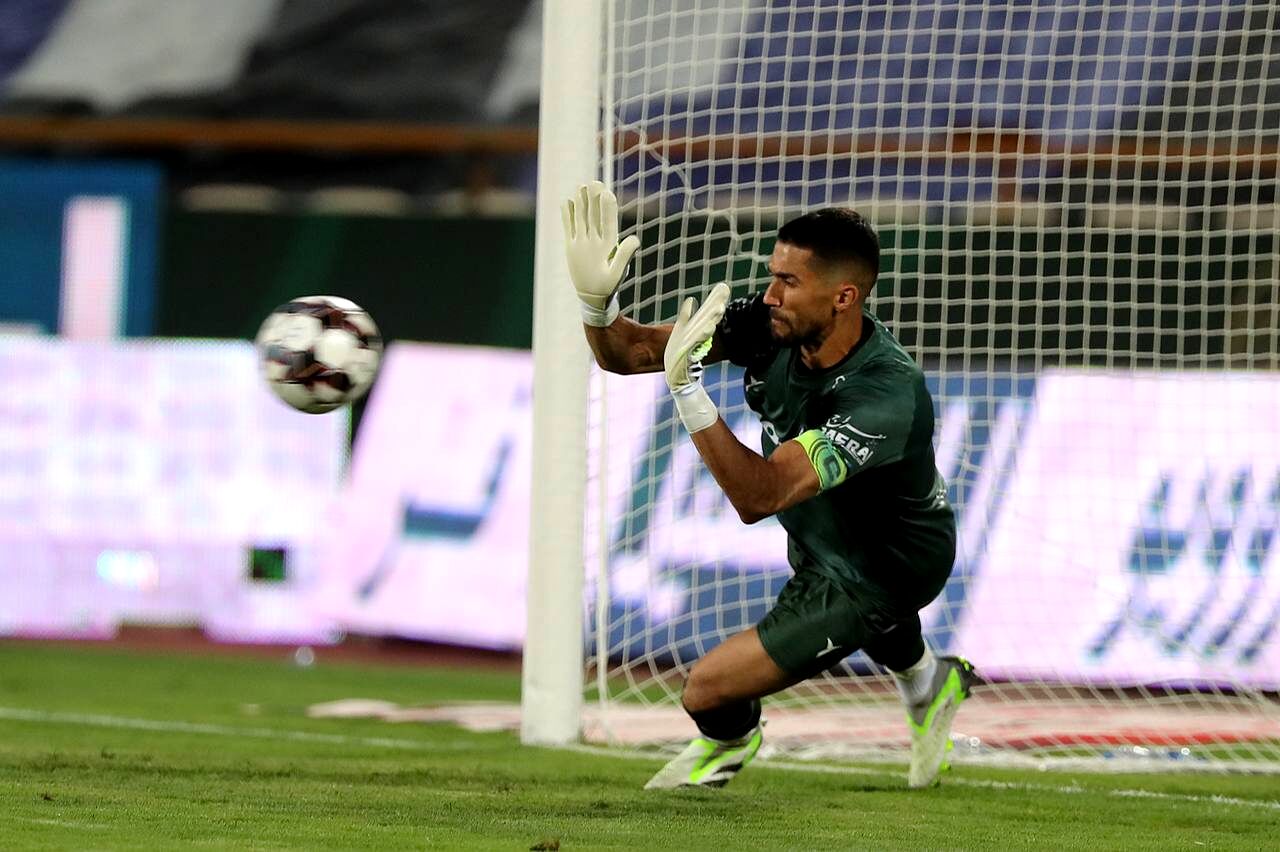 ببینید شوت رونالدو دست سیدحسین حسینی را کبود کرد!