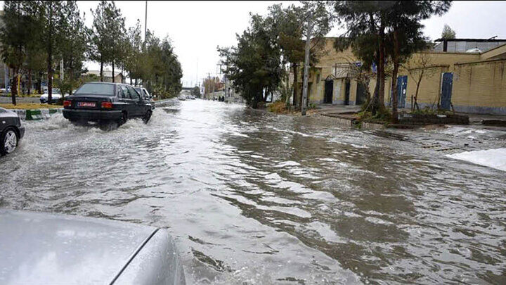 عکسی تلخ از یک پدر در سوگ فقدان۵ عضو خانواده‌ در سیل امام‌زاده داوود
