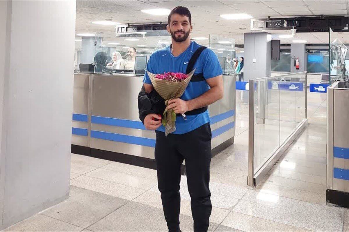 تیپ و استایل ویژه حسن یزدانی در مراسم عروسی رحمان عموزاد