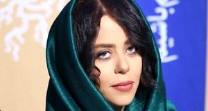ژست هنری الهام اخوان روی یک صحنه نمایش