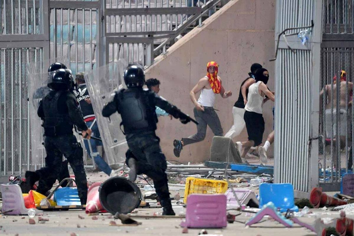 طرفدار اره‌ برقی به دست وسط لیگ قهرمانان!/درگیری عجیب با پلیس و نیروهای امنیتی