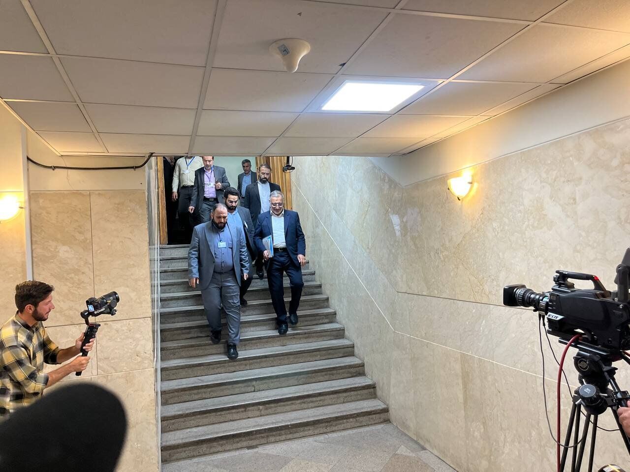 زاکانی شناسنامه به دست وارد ستاد انتخابات شد!

