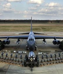 ورود بمب‌افکن‌های سنگین B-۵۲ آمریکا به پایگاه در قطر