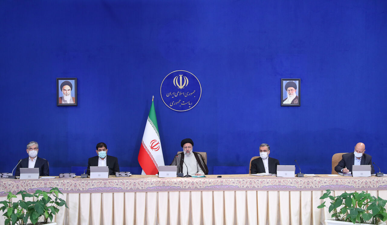 نماینده  مجلس: کل تیم اقتصادی دولت باید تغییر کند/ برای رئیس بانک مرکزی متاسفم