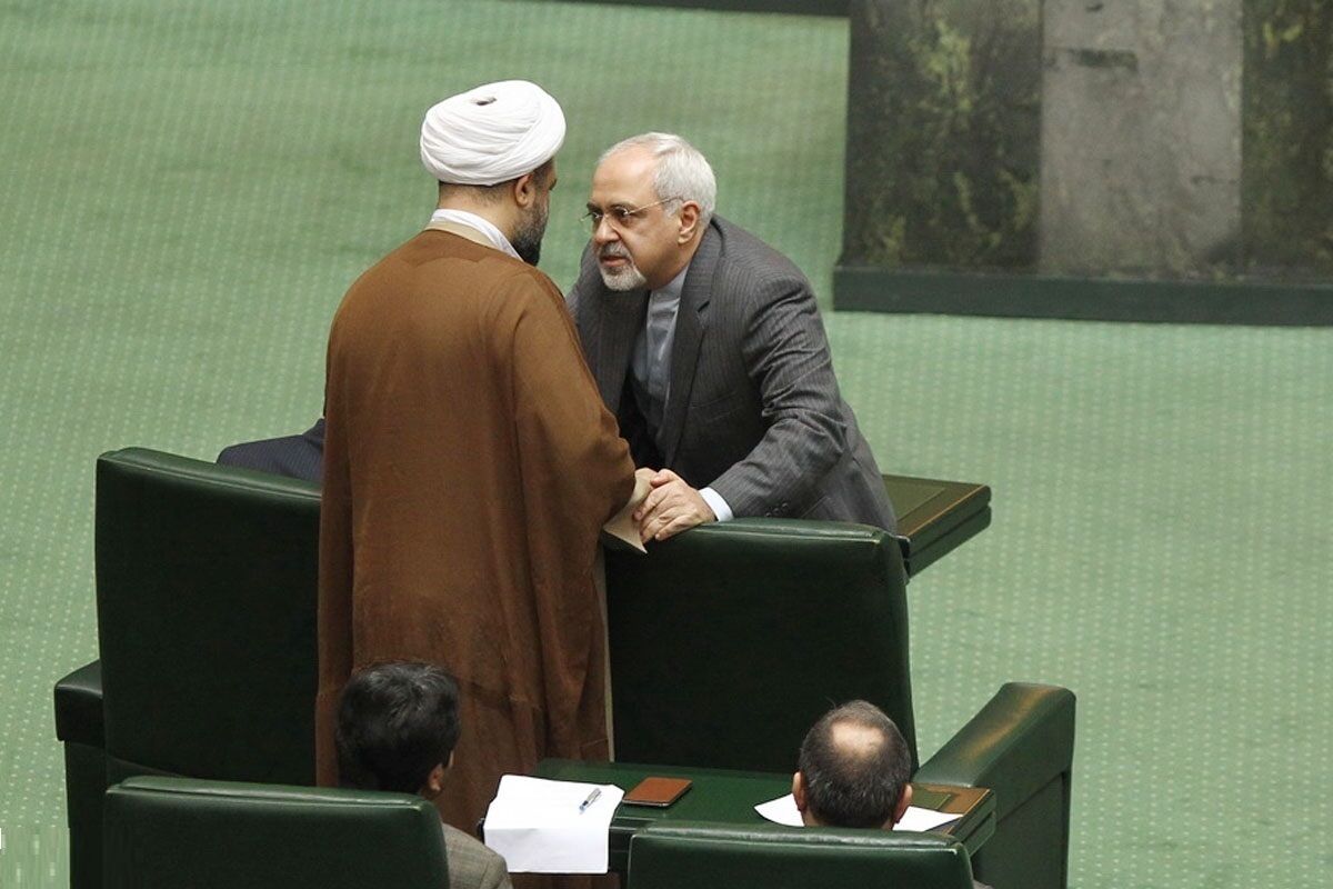  رسایی از شعار‌هایی که روز گذشته بر علیه ظریف داده شد انتقاد کرد/ تصویر