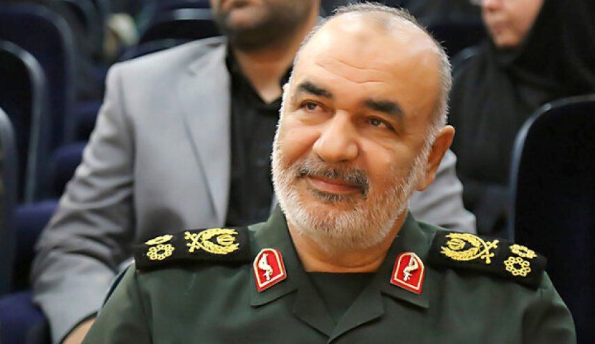 عکسی غم انگیز از حضور فرمانده کل سپاه در منزل شهید کشور امیرعبداللهیان