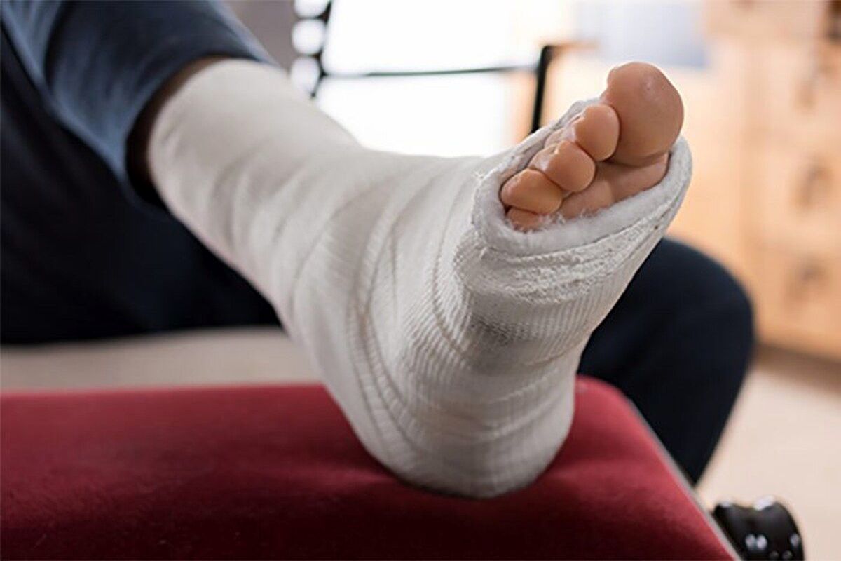 مدیر مدرسه پای دانش آموز بیچاره را شکست!