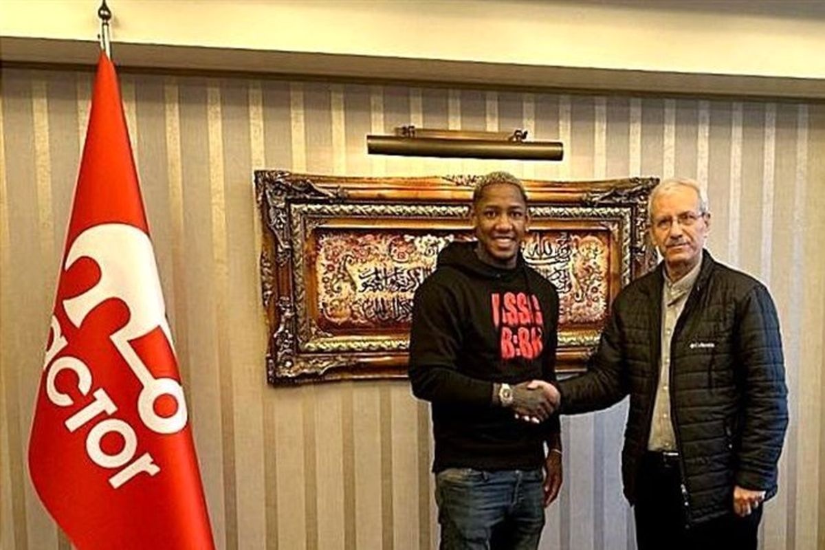 مهاجم هندوراسی به تراکتور پیوست