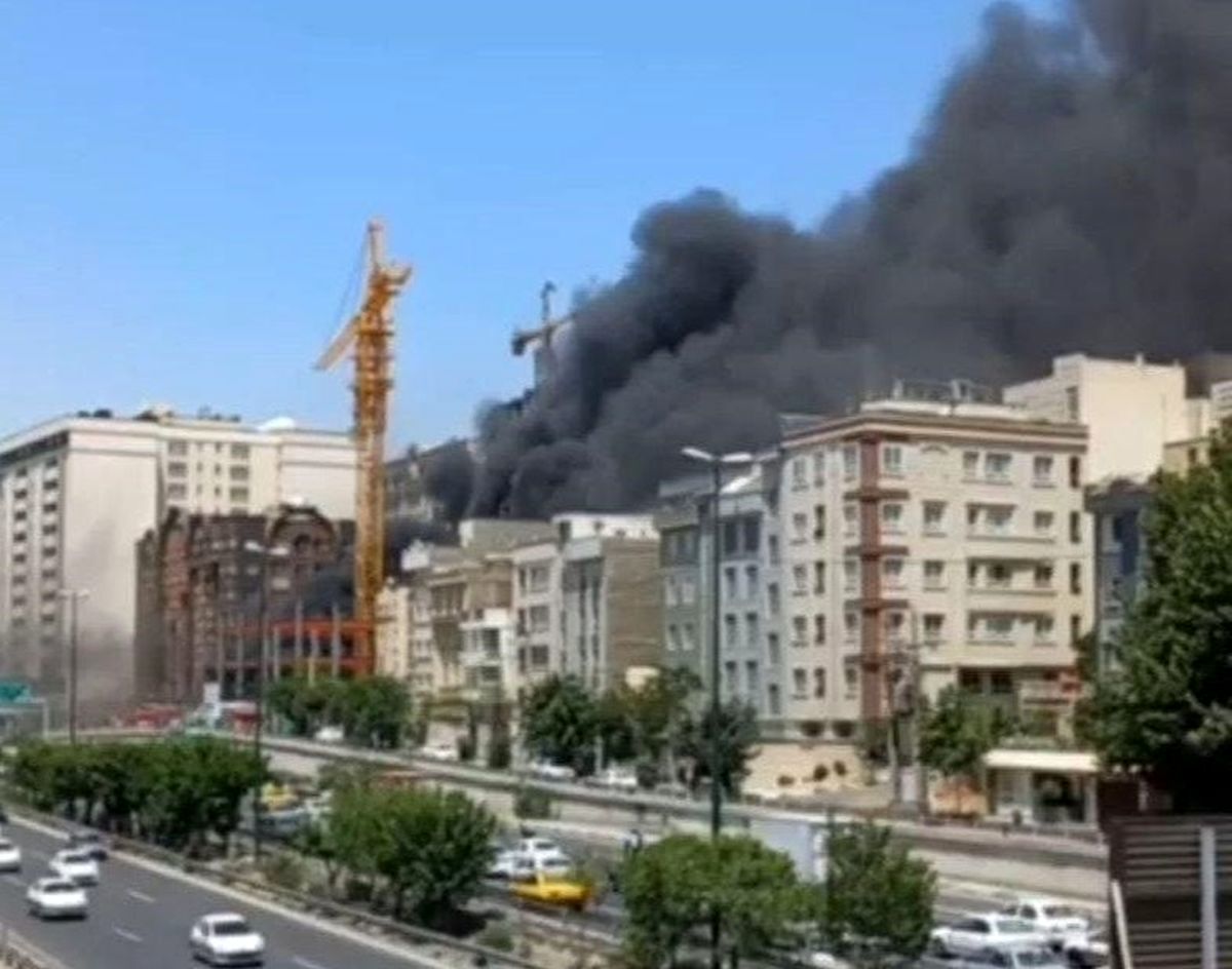 آتش سوزی هولناک یک ساختمان در پونک/ دود غلیظ تهران را فراگرفت + فیلم