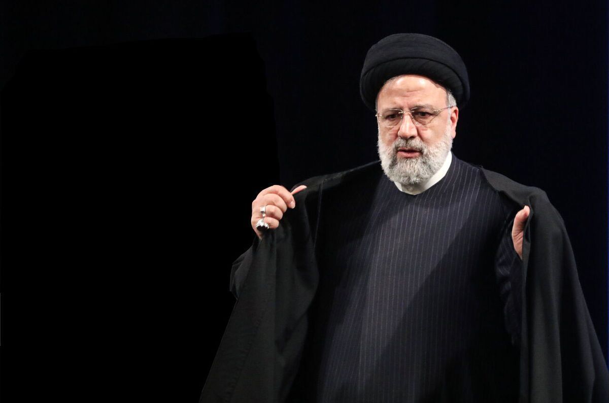  تصویری از یک بنر شوکه کننده و عجیب از شهید رئیسی در زنجان جلب‌توجه کرد!