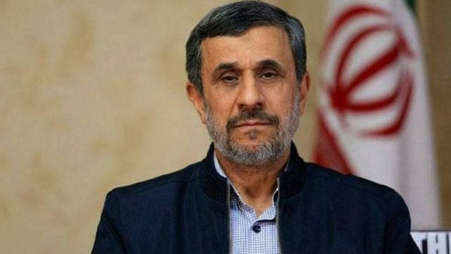 تصویر خبرساز از احمدی نژاد در هواپیما