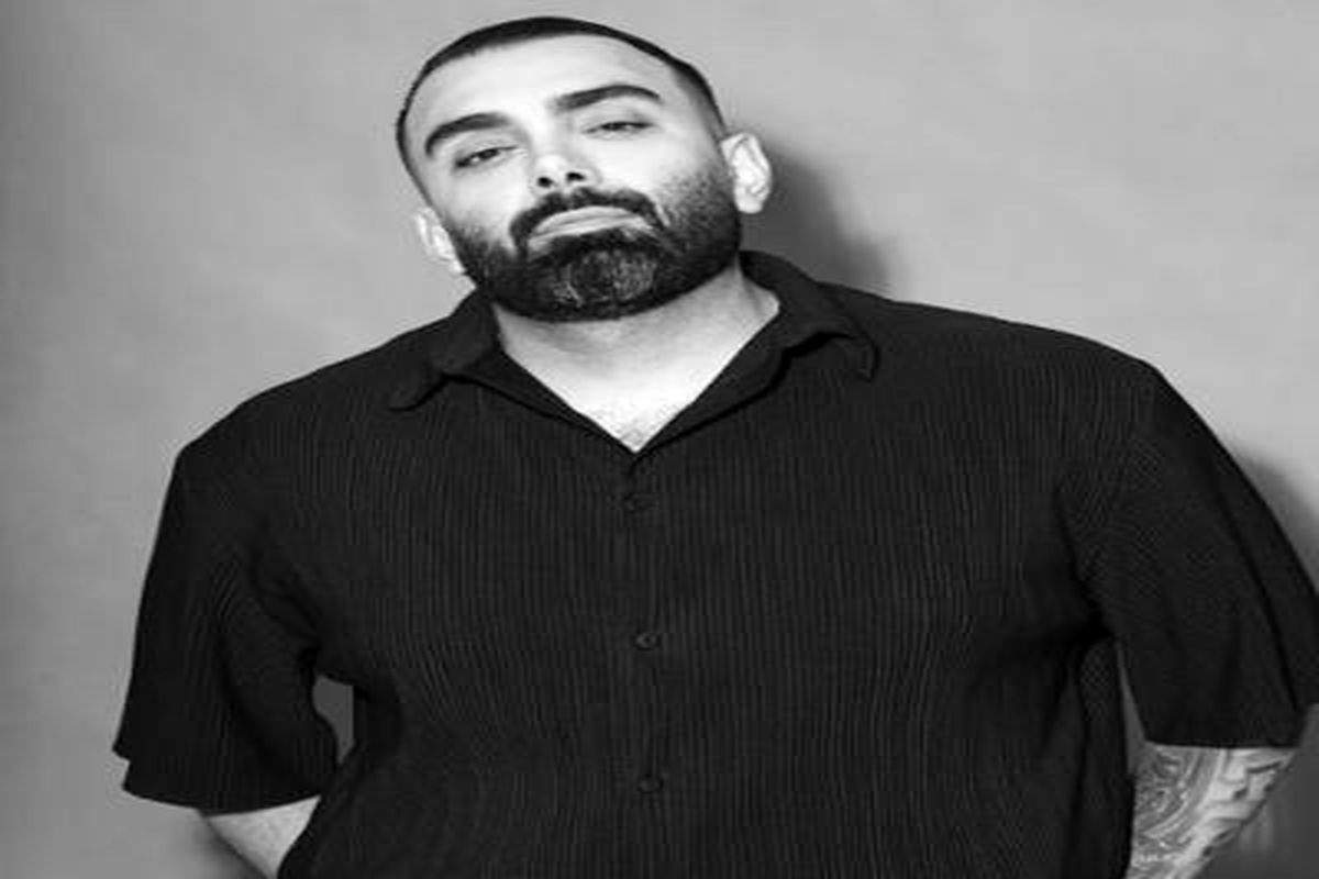 گذرِ خواننده معروف هم به مرکز ناخن آقایان افتاد!/ ببینید