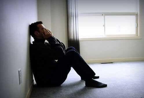 زنم را با مرد غریبه با وضعیت زننده‌ای در خانه‌ام دیدم