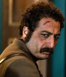 عکس هنری بازیگر شکارگاه در ترکیبی از نور و تاریکی