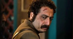 عکس هنری بازیگر شکارگاه در ترکیبی از نور و تاریکی