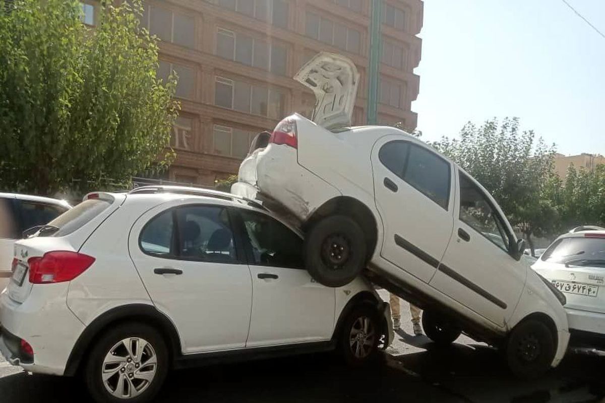 صحنه عجیب از تصادف زنجیره‌ای در بزرگراه هاشمی تهران