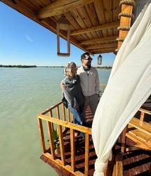 قاب عاشقانه بهرام رادان و همسرش در سفر به قشم