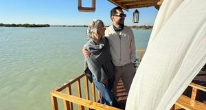 قاب عاشقانه بهرام رادان و همسرش در سفر به قشم