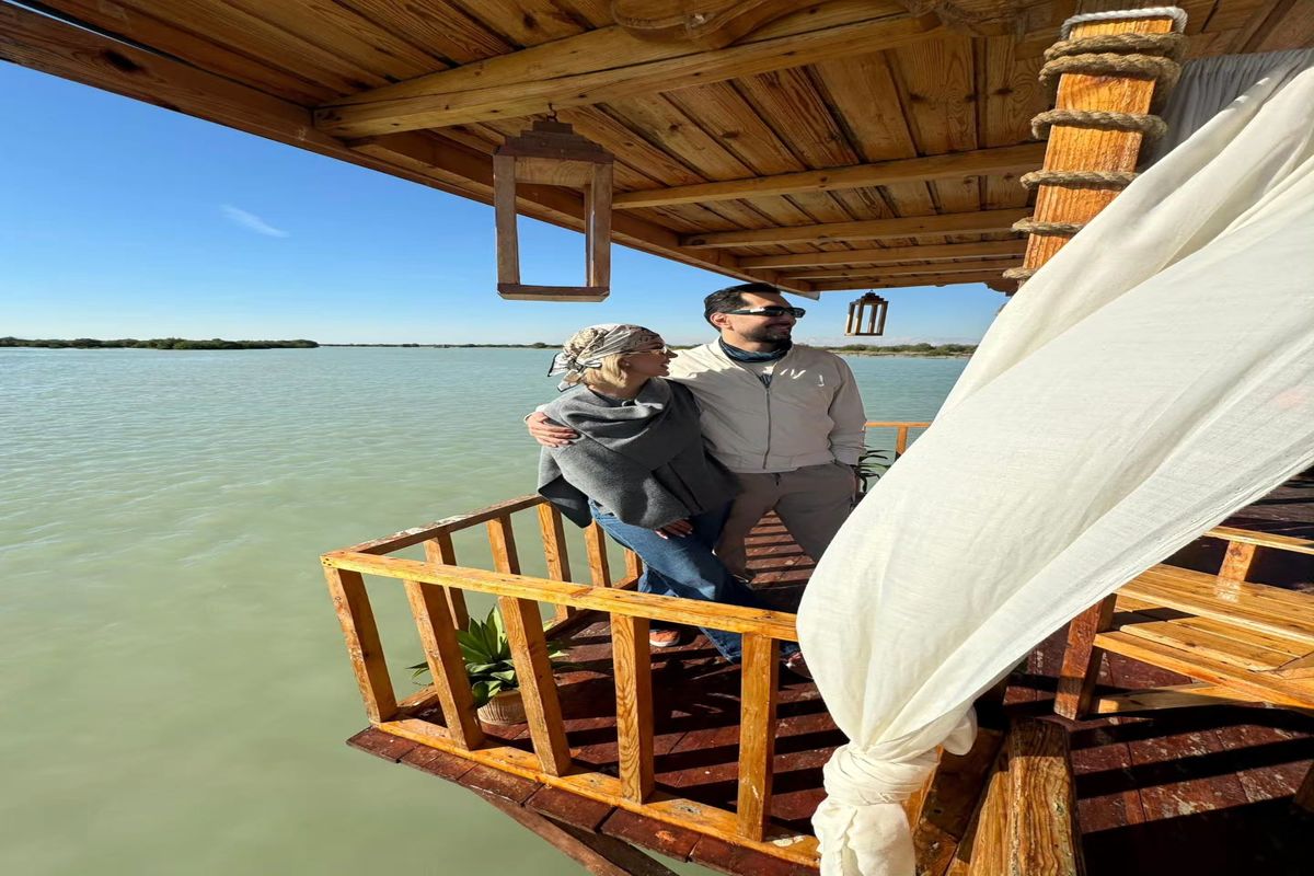 قاب عاشقانه بهرام رادان و همسرش در سفر به قشم