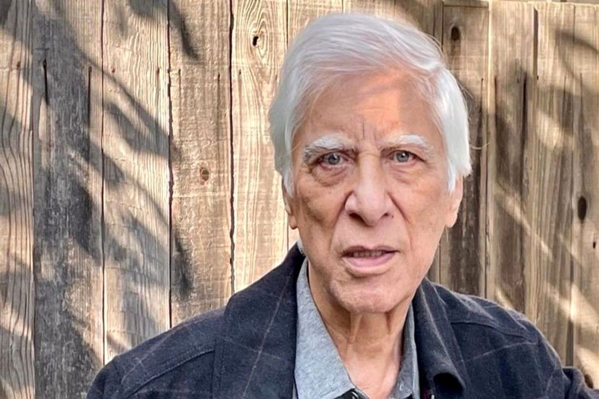 دریافت جایزه بهرام بیضایی از فرح پهلوی ۵۳ سال پیش در جشنواره فیلم تهران