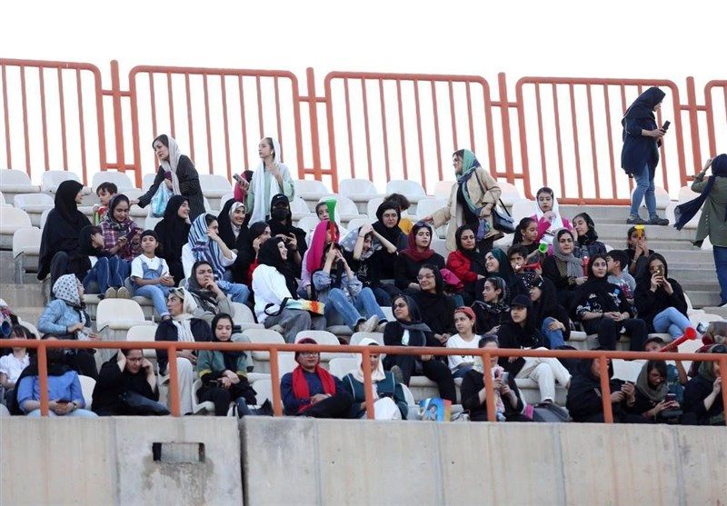 شکست خانگی شمس آذر در حضور بانوان 