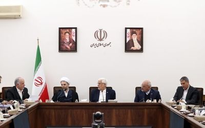 عارف: دولت با همکاری سایر قوا بدنبال حل مسائل معیشتی مردم است