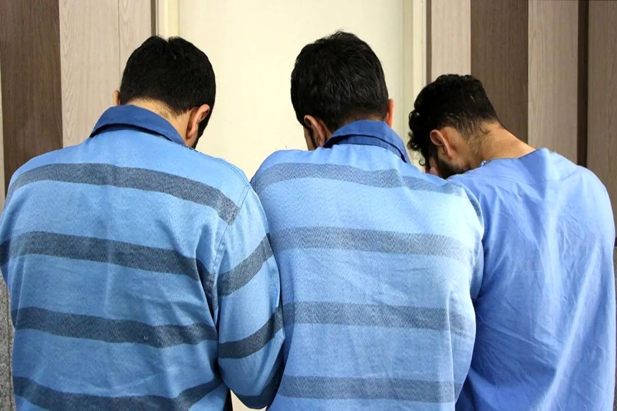 وقتی به پشت زندان کرج رسیدیم 3 نفری به من تعرض کردند