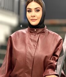 سارا والیانی با استایل چرم قرمز جلب توجه کرد