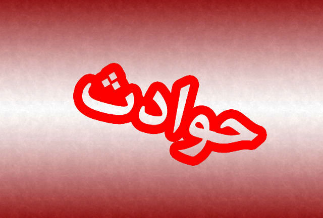 این زن نجاست و فضولات انسانی خود را در جوی کوچه خالی می‌کند / گربه ها از سر و کول این زن و خانه کثیفش بالا می روند + عکس