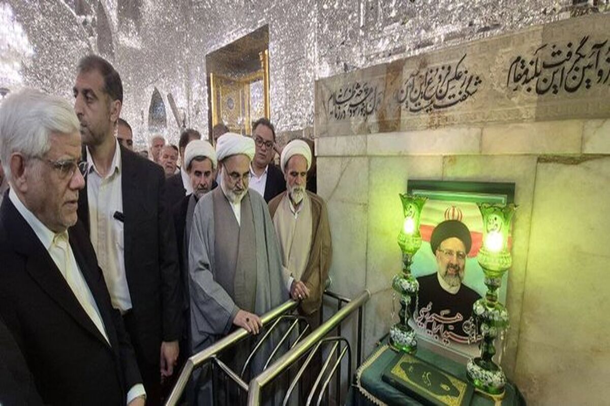 حضور محمدرضا عارف بر سر مزار رئیس جمهور فقید در حرم امام رضا(ع)
