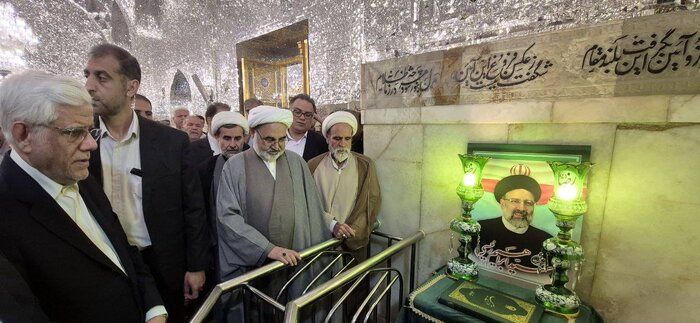حضور محمدرضا عارف بر سر مزار رئیس جمهور فقید در حرم امام رضا(ع)