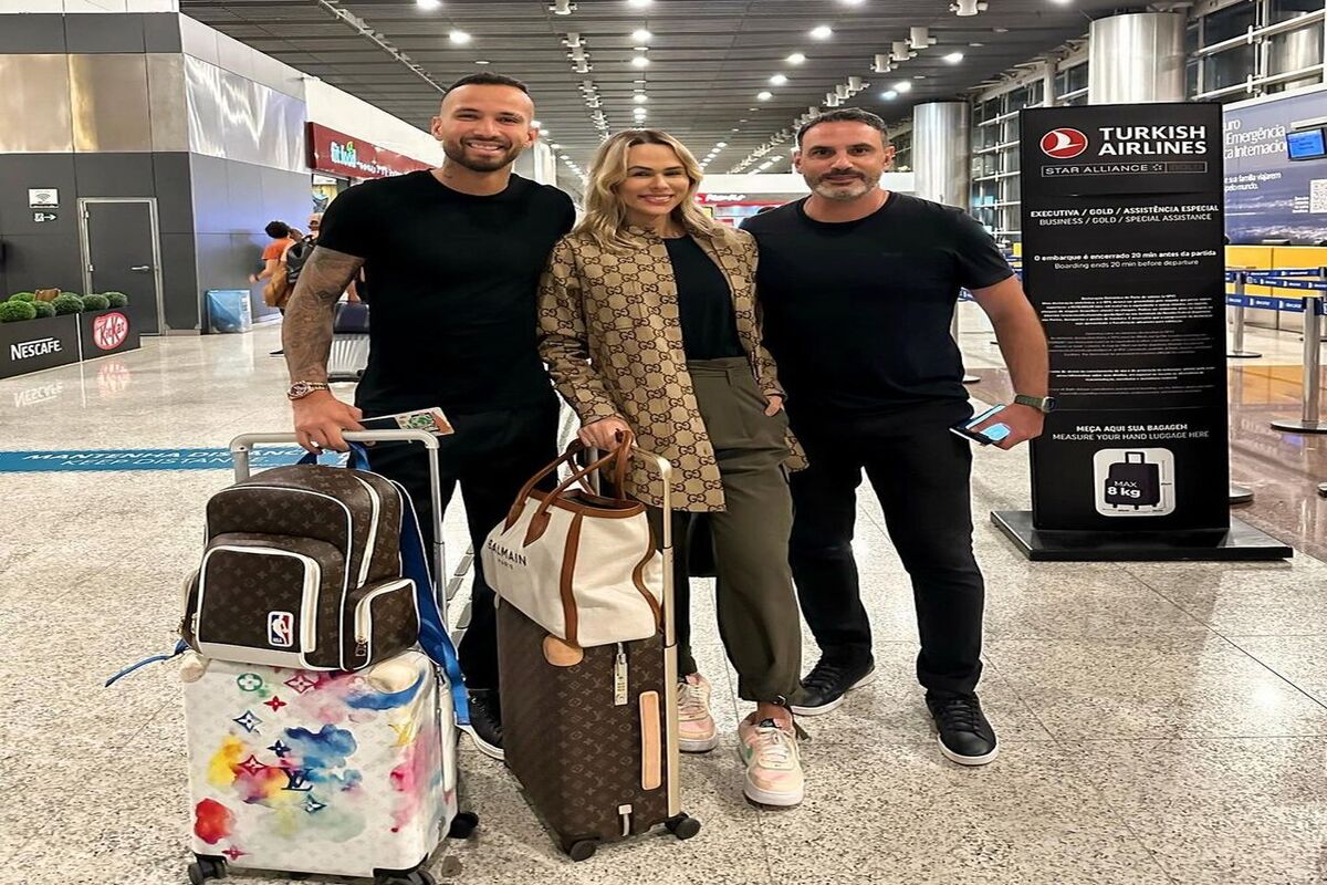 مهاجم برزیلی پرسپولیس با همسرش در مسیر تهران