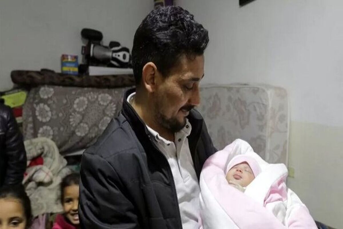 آیه دختری که زیر آوار به دنیا آمد به فرزندخواندگی پذیرفته شد +عکس