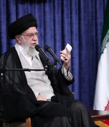 رهبر انقلاب: ملت با جهت‌گیری‌های گوناگون سیاسی و وزن متفاوت مذهبی پای ایران ایستاد
