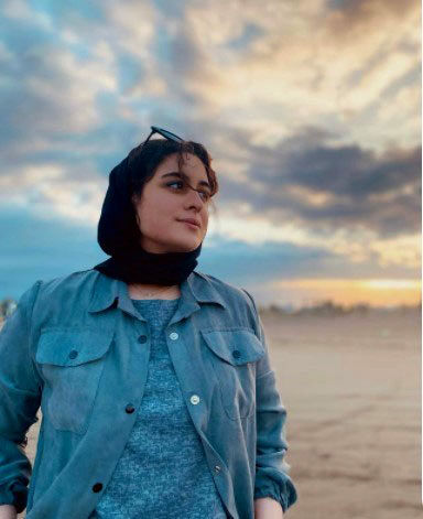 فاطیما بهارمست با یک استایل چرم جلب توجه کرد