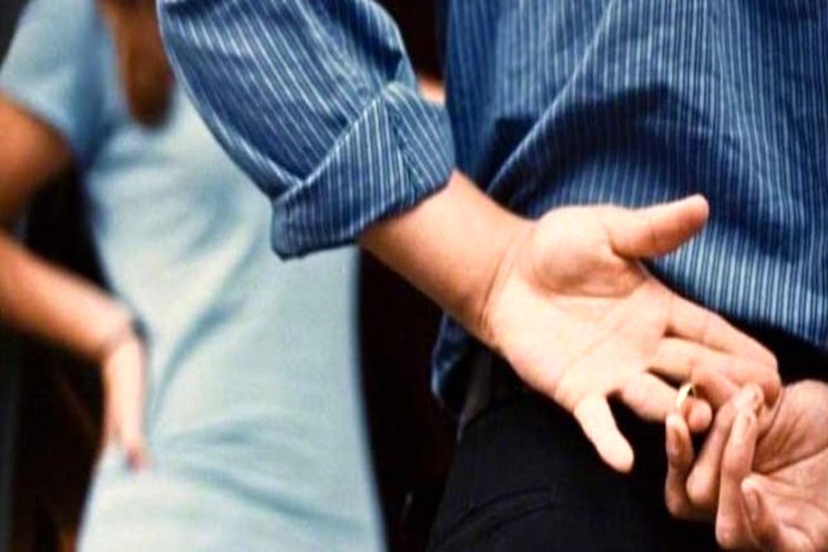 به اصرار شوهر بی غیرتم، دوستش آزارم داد! 