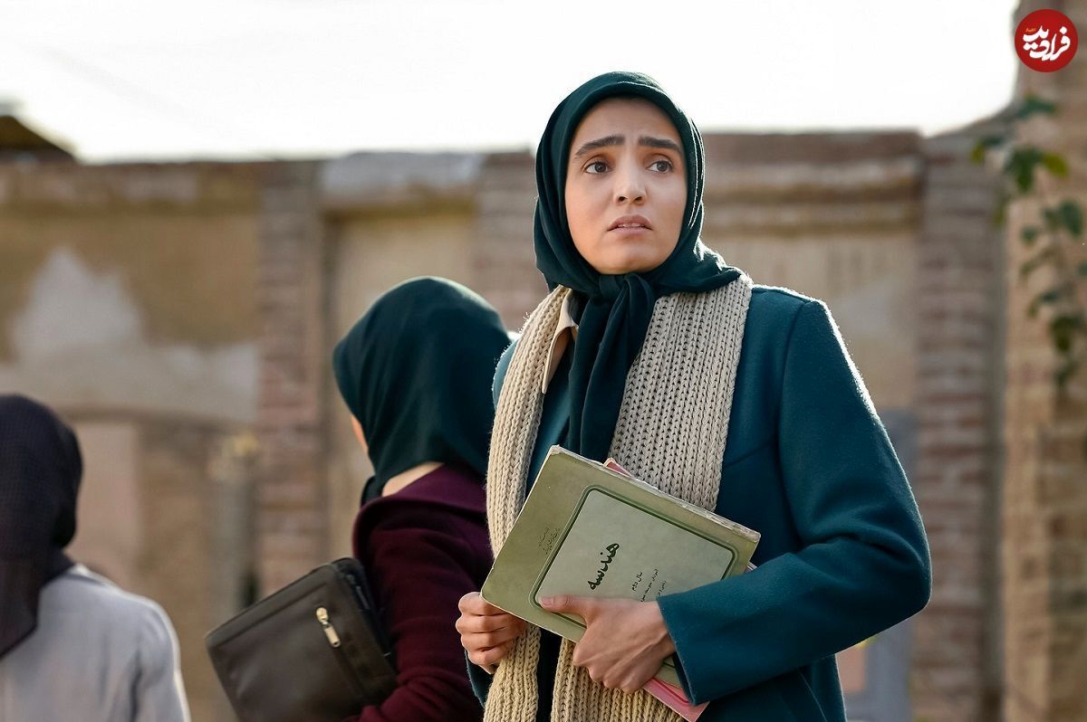 چهره خاص دیبا هامون در پشت صحنه سریال طوبی/ عکس