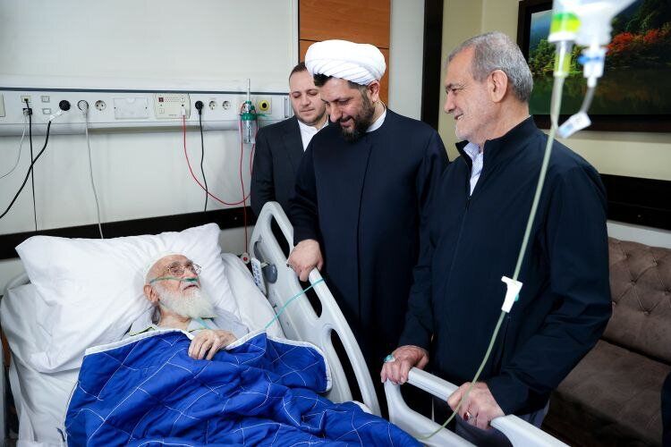 رئیس‌جمهور به عیادت آیت‌الله نوری همدانی رفت+ عکس