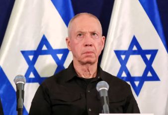 عکس پُربازتاب و  وایرال شده از وزیر جنگ اسرائیل در حال دعا خواندن

